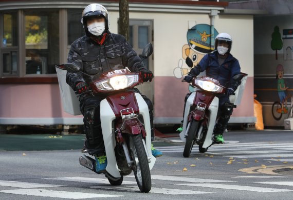 [서울=뉴시스] 권창회 기자 = 지난달 16일 오전 서울 송파구 신천어린이교통공원에서 라이더들이 이륜차 교통안전체험교육을 받고 있다. 2021.11.16. kch0523@newsis.com /사진=뉴시스