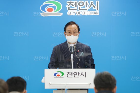 전철-버스 환승 할인제 도입 설명하는 박상돈 천안시장(천안시청 제공)© 뉴스1