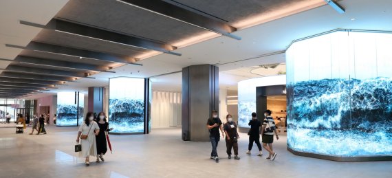 더현대서울 사운즈 포레스트 전경(맨위 사진)과 롯데백화점 동탄점 1층 벽면 및 기둥에 설치된 미디어아트 각사 제공