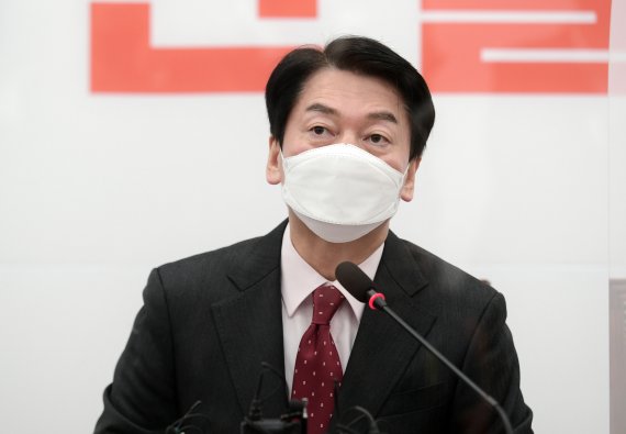 안철수 국민의당 대선 후보가 2021년 12월 30일 국회에서 열린 중앙선거대책위원회의에 참석해 청년 일자리 정책과 관련하여 모두발언을 하고 있다. ⓒ뉴스1, 2021년 12월