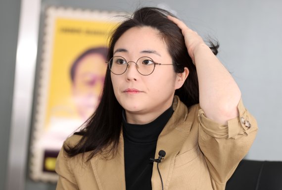 신지예 국민의힘 새시대준비위원회 수석부위원장이 29일 서울 여의도 위원회 사무실에서 뉴스1과 인터뷰를 하고 있다. 2021.12.29/뉴스1 © News1 구윤성 기자