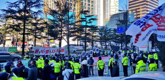 [대구=뉴시스] 이지연 기자 = 30일 오전 대구 수성구 범어동 국민의힘 대구시당 앞에서 우리공화당 당원들과 이준 '윤석열을 사랑하는 모임' 회원 등이 각각 좌우에서 집회를 열고 있다. 2021.12.30. ljy@newsis.com