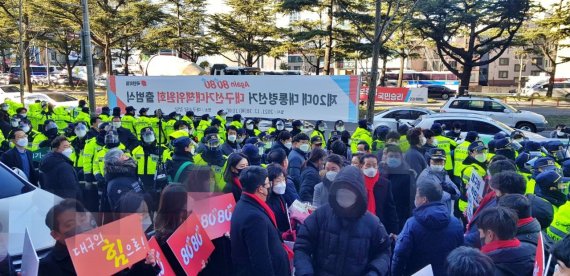 [대구=뉴시스] 이지연 기자 = 30일 오전 대구 수성구 범어동 국민의힘 대구시당 앞에서 우리공화당 당원들과 이준 '윤석열을 사랑하는 모임' 회원 등이 각각 좌우에서 집회를 열고 있다. 2021.12.30. ljy@newsis.com