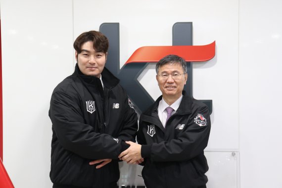 박병호(왼쪽)가 KT 위즈와에 입단했다./사진=뉴스1