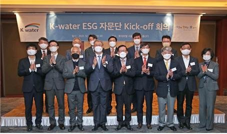 박재현 한국수자원공사 사장(사진 앞줄 왼쪽에서 4번째)과 자문단 위원들 © 뉴스1