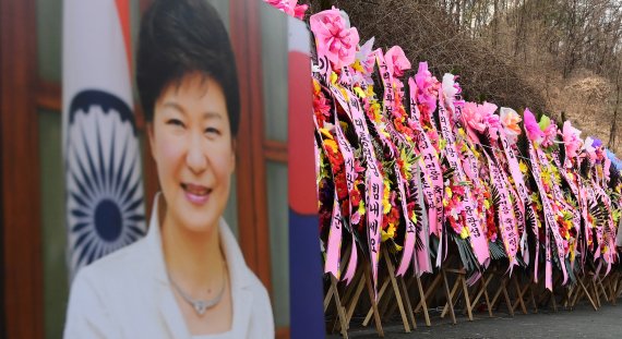 서울 강남구 삼성서울병원 앞에 박 전 대통령을 응원하는 화환이 길게 늘어서 있다.