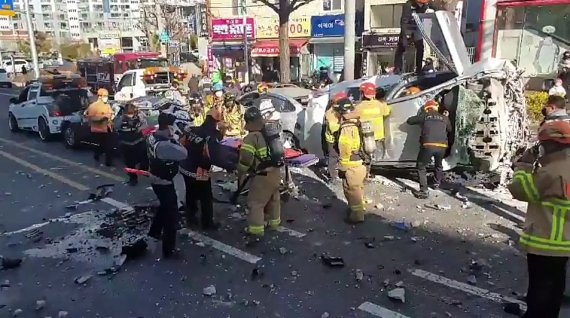 ▲ 30일 부산 연제구 한 도로로 인근 대형마트 5층 주차장에서 차량이 추락했다. 부산시 소방재난본부 제공