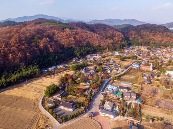 LG와 GS 창업주들의 생가가 있는 경남 진주 승산마을은 사방이 산으로 둘러싸여 있어 아늑한 풍경을 자랑한다. 풍수를 잘 모르는 여행객들도 '살기 좋은 곳'이라고 느껴질 정도다. 사진=조용철 기자