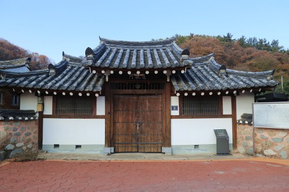 진주 승산마을의 연정. 김해 허씨 연당 허동립(1601~1662)을 추모하는 제실이다. 사진 조용철 기자