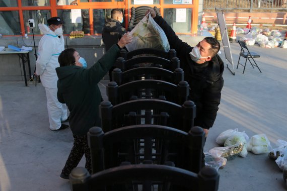 코로나19 확산으로 봉쇄령이 내려진 중국 산시성 시안에서 지난 29일 음식물과 생필품들을 통행차단으로 억류된 거주민에게 전달하고 있다. 로이터뉴스1