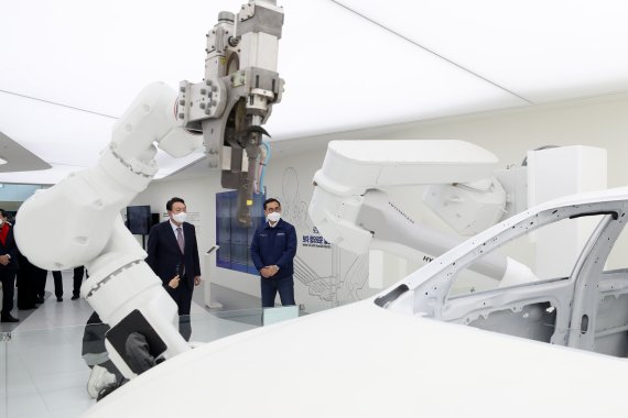 윤석열 국민의힘 대선 후보(왼쪽)가 30일 대구 현대로보틱스를 방문해 산업용 로봇을 살펴보고 있다. 국회사진기자단
