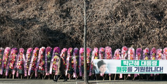 박근혜 전 대통령 석방을 앞둔 30일 오전 서울 강남구 삼성서울병원 정문에 박 전 대통령 지지자들이 보낸 화환이 길게 늘어서 있다. 2021.12.30. dadazon@newsis.com /사진=뉴시스