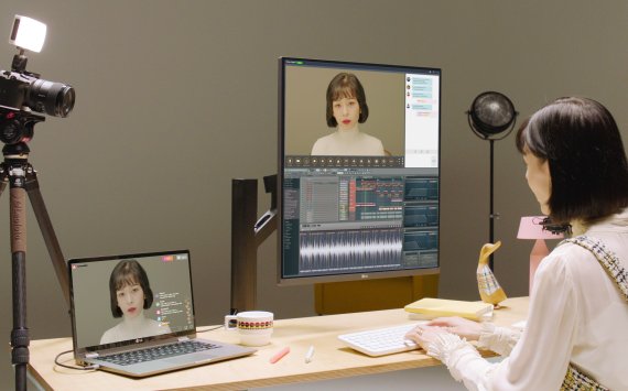 LG전자 모델이 'LG 듀얼업 모니터’을 소개하고 있다. (LG전자 제공)© 뉴스1