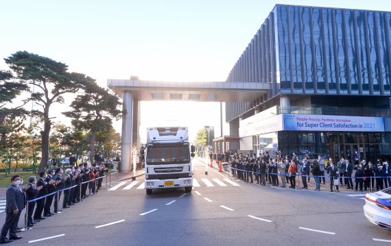 지난 10월 28일 오전 인천광역시 연수구 송도 삼성바이오로직스 백신 공장에서 위탁 생산한 모더나 백신이 국내에 처음 출하되고 있다. 2021.10.28/뉴스1 © News1 인천사진기자단