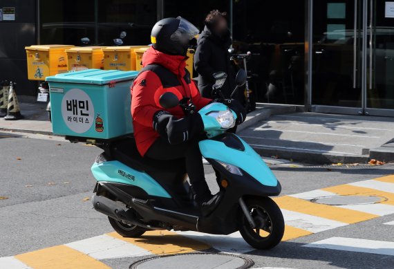 12일 서울시내에서 한 배달노동자가 배달업무를 하고 있다.. 2021.12.12/뉴스1 © News1 박세연 기자