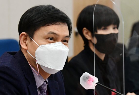 황성운 문화체육관광부 미디어정책국장이 30일 오후 서울 종로구 정부서울청사 별관에서 열린 한국언론진흥재단 열독률 조사 결과 관련 간담회에서 발언을 하고 있다.2021.12.30/뉴스1 © News1 송원영 기자