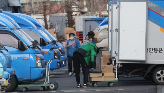 12월30일 서울 한 CJ대한통운 물류센터에서 직원들이 택배 분류작업을 하고 있다. 2021.12.30/뉴스1 © News1 김명섭 기자