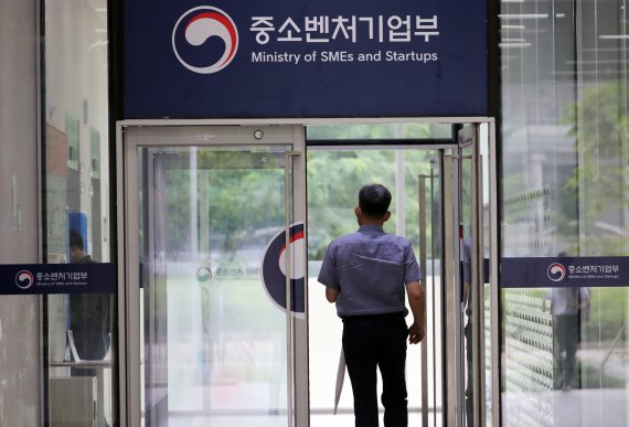 중소벤처기업부 공무원들이 7월12일 세종시 어진동의 한 상가건물에 임차해 이사 작업이 진행 중인 중소벤처기업부 사무실로 첫 출근을 하고 있다. 2021.7.12/뉴스1 © News1 장수영 기자