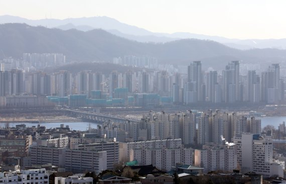 개인정보보호위원회는 공동주택 개인정보보호 상담사례집을 발간했다고 18일 밝혔다. 사진은 서울 남산에서 바라본 아파트단지 모습. 뉴스1