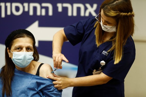 이스라엘 라마트간에서 면역 저하자를 대상으로 코로나19 백신 4차 접종이 이뤄지고 있다. 이스라엘은 전 세계에서 가장 먼저 코로나 백신 4차 접종을 시작했다. /사진=로이터뉴스1