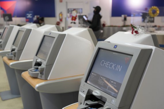 지난 12월31일(현지시간) 미국 필라델피아 국제공항의 델타항공 탑승 창구가 직원 부족으로 비어있다.AP뉴시스