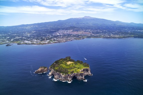 서귀포항에서 남서쪽으로 5㎞ 해상에 위치한 범섬.(비짓제주 홈페이지 갈무리) 2022.1.1/뉴스1© News1