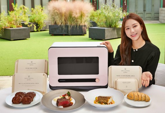 삼성전자 모델이 서울신라호텔 영빈관 앞에서 신개념 조리기기 '비스포크 큐커'와 전용 밀키트 '신라 다이닝 앳 홈' 3종을 소개하고 있다. (삼성전자 제공) 2021.11.23/뉴스1 © News1 유승관 기자