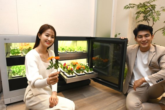 LG전자는 신개념 식물생활가전 'LG 틔운(LG tiiun) 오브제컬렉션'을 가전 구독 서비스인 케어솔루션으로 출시했다. (LG전자 제공) 2021.11.18/뉴스1