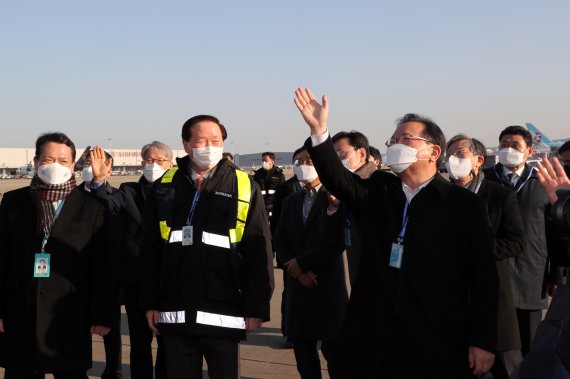 김부겸 국무총리가 1일 오전 인천공항 대한항공 화물터미널에서 '임인년(壬寅年) 새해 첫 수출현장'을 살펴본 후 근무자들에게 손을 흔들어 인사하고 있다. /사진=뉴스1화상