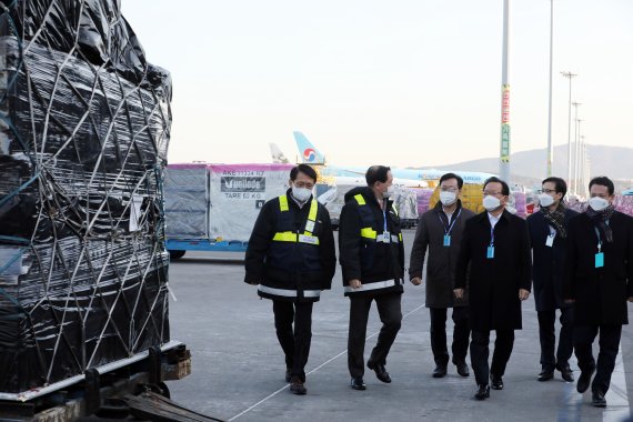 김부겸 국무총리(오른쪽 세번째)가 1일 오전 인천공항 대한항공 화물터미널에서 '임인년(壬寅年) 새해 첫 수출현장'을 살펴보고 있다. /사진=뉴스1화상