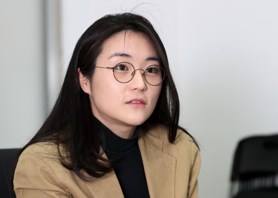 신지예 국민의힘 새시대준비위원회 수석부위원장이 29일 서울 여의도 위원회 사무실에서 뉴스1과 인터뷰를 하고 있다. 2021.12.29/뉴스1 © News1 구윤성 기자