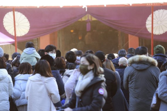 1월 1일 일본 도쿄 지요다구 히에신사 경내 모습. 새해 소원을 빌러 온 사람들로 북적인다. AP뉴시스