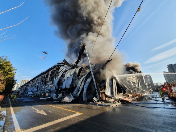 1일 오전 7시 48분께 충남 아산시 탕정면 귀뚜라미보일러 공장에서 불이 났다.(충남아산소방서 제공)© 뉴스1