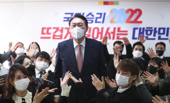윤석열 국민의힘 대선 후보가 1일 서울 여의도 대하빌딩에서 열린 국민의힘 선대위 신년인사회에 참석해 청년보좌역들과 기념촬영을 하고 있다. 2022.01.01. myjs@newsis.com <저작권자ⓒ 공감언론 뉴시스통신사. 무단전재-재배포 금지.> /사진=뉴시스화상