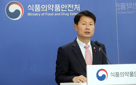 [청주=뉴시스] 강종민 기자 = 김강립 식품의약품안전처장이 지난달 27일 오후 충북 청주 식약처에서 미국 화이자사의 먹는 코로나19 치료제 '팍스로비드'의 긴급 사용 승인을 결정했다고 밝히고 있다. 2021.12.27. ppkjm@newsis.com