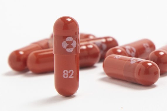 [AP/뉴시스]머크의 먹는 코로나19 치료제 몰누피라비르. 미 식품의약국(FDA)은 지난달 23일 오미크론 변이에 따른 코로나19 감염 증가와 싸우기 위해 머크의 먹는 코로나 치로제 몰누피라비르를 승인했다. 화이자의 팍스로비드가 먹는 치료제로는 처음으로 승인받은 지 하루 만에 2번째 먹는 치료제를 승인한 것이다. 2021.12.24