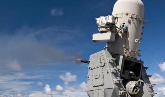 팰렁스 블록1B. 골키퍼와 비슷한 길어진 발칸포 포신의 철골지지대가 특징이다. 상부 레이더와 기관포, 하부 탄띠로 구성된다. 머리의 원통에 KU밴드 레이더와 주요 시스템이 탑재된다. 시스템의 구성요소는 이 KU밴드와 발칸포, 즉 마운트 위로 모두 위치하고 있어 갑판을 뜯지 않고 함의 어느 부위에도 갑판 위에 공간만 있으면 탑재가 가능하다. 갑판 아래로도 거대한 구조물이 들어가는 골키퍼에 비해 확실히 차별화된 장점이다. 레이더에 포착된 가장 가까운 목표부터 추적·조준해 20mm M61A1 발칸포를 발사하는 동시에 목표의 방향을 계산하