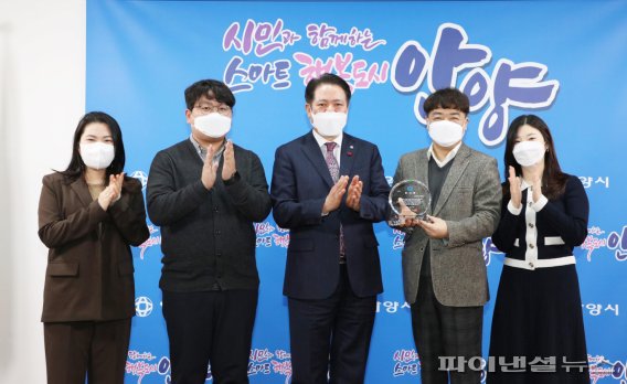 안양시 작년 12월30일 김영수 롯데백화점 평촌점 부점장에게 청년문화활동 유공 감사패 전달. 사진제공=안양시