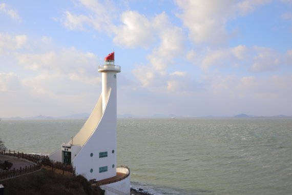 목포구등대. 해남 화원반도와 목포 달리도 섬 사이 수로를 안전하게 항해할 수 있도록 길잡이 역할을 한다.© News1