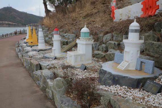 목포구등대 가는 길에는 세계의 유명 등대 미니어처가 전시돼 있다.© News1