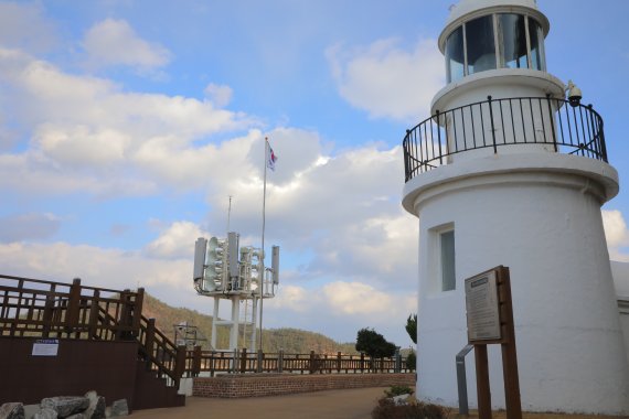 일제시대 지어진 옛 목포구등대는 현재는 문화재로 지정돼 있다. 왼쪽은 소리로 전파하는 무신호기 모습© News1