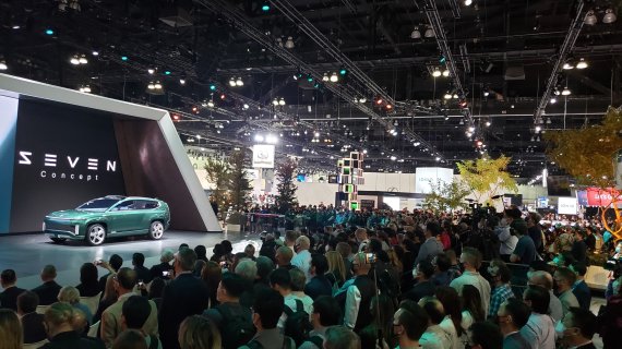 현대자동차는 미국 LA 컨벤션 센터에서 열린 '2021 LA 오토쇼'(2021 Los Angeles Auto Show)에서 전기 SUV 콘셉트카 '세븐'(SEVEN)을 선보였다. /뉴스1