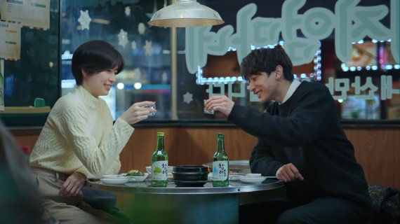 하이트진로 일본법인의 '사랑하는 참이슬' 광고 갈무리. © 뉴스1