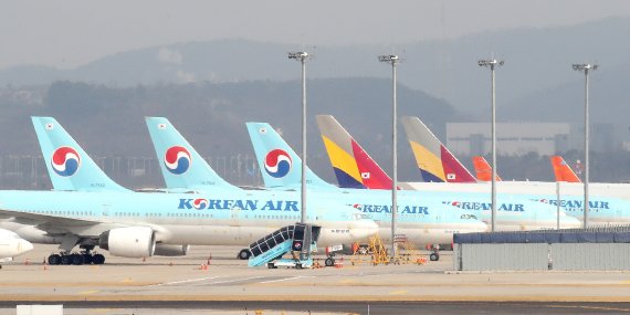 인천국제공항 주기장에 대한항공과 아시아나 여객기가 세워져 있다. 뉴스 1