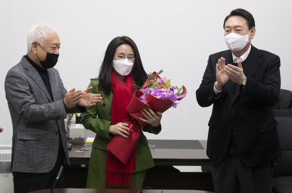 [서울=뉴시스] 국회사진기자단 = 윤석열 국민의힘 대선 후보가 20일 서울 여의도 새시대준비위원회 사무실에서 새시대준비위 수석부위원장으로 합류한 신지예 한국여성정치네트워크 대표 환영식을 하고 있다. 2021.12.20. photo@newsis.com /사진=뉴시스