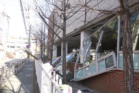 [포항=뉴시스] 이바름 기자 = 3일 오전 7시 23분께 경북 포항시 남구 연일초등학교 급식소가 폭발해 조리원 3명이 화상을 입어 인근 병원으로 이송됐다. 2022.01.03. right@newsis.com