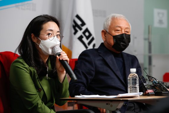 신지예 신임 국민의힘 새시대준비위원회 수석부위원장이 20일 오후 서울 여의도 국민의힘 당사에서 기자간담회를 갖고 있다. 오른쪽은 김한길 위원장. 2021.12.20/뉴스1 © News1 이승배 기자