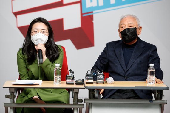 신지예 신임 국민의힘 새시대준비위원회 수석부위원장이 20일 오후 서울 여의도 국민의힘 당사에서 기자간담회를 갖고 있다. 오른쪽은 김한길 위원장. 2021.12.20/뉴스1 © News1 이승배 기자