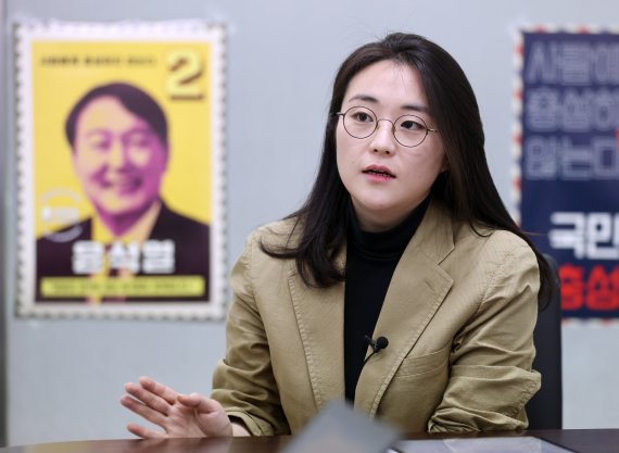 신지예 국민의힘 새시대준비위원회 수석부위원장이 29일 서울 여의도 위원회 사무실에서 뉴스1과 인터뷰를 하고 있다. 2021.12.29/뉴스1 © News1 구윤성 기자