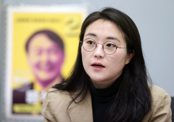 신지예 국민의힘 새시대준비위원회 수석부위원장이 29일 서울 여의도 위원회 사무실에서 뉴스1과 인터뷰를 하고 있다. 2021.12.29/뉴스1 © News1 구윤성 기자